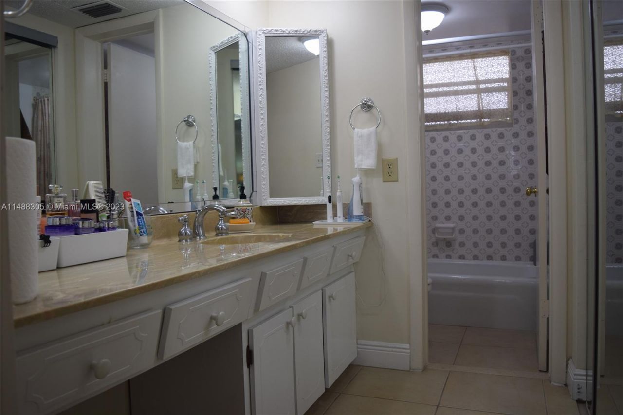 3940 NW 42nd Ave, Unit 316, Lauderdale Lakes, FL 33319 Photo