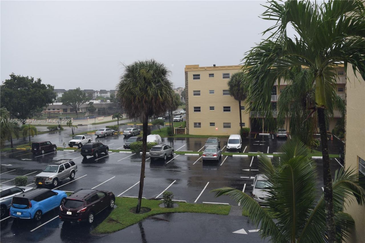 3940 NW 42nd Ave, Unit 316, Lauderdale Lakes, FL 33319 Photo