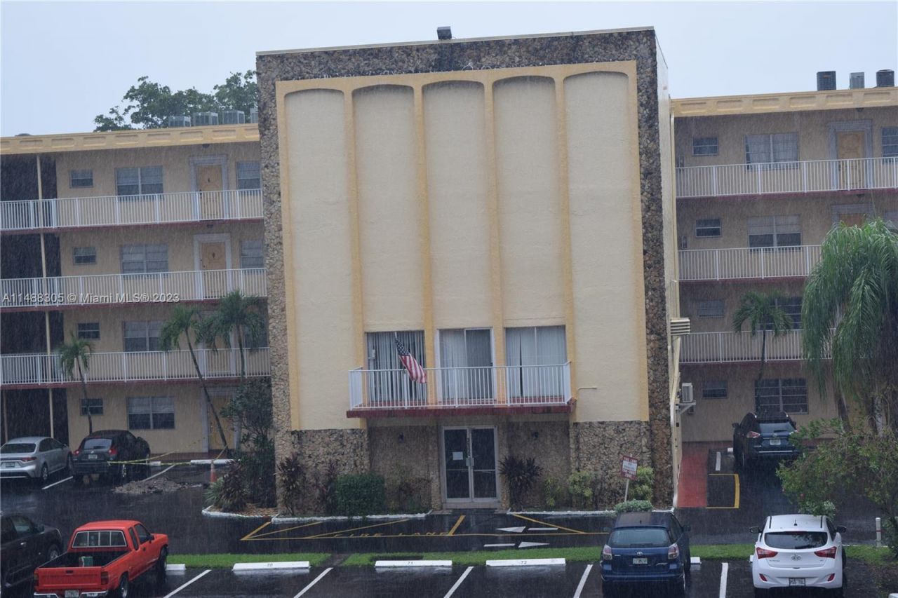 3940 NW 42nd Ave, Unit 316, Lauderdale Lakes, FL 33319 Photo