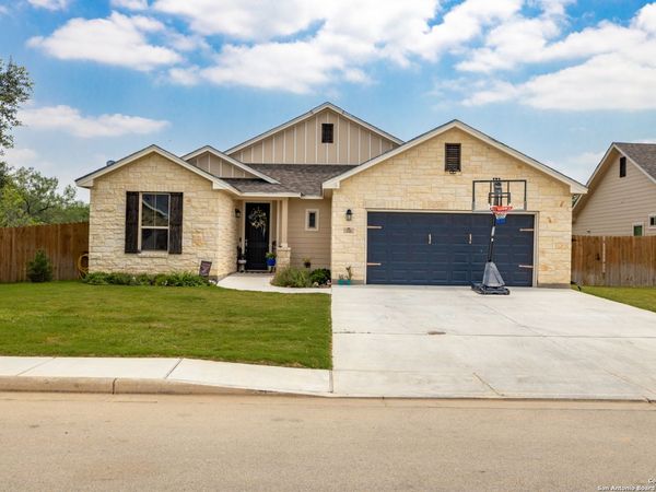 218 Iron Gate, Pleasanton, TX 78064