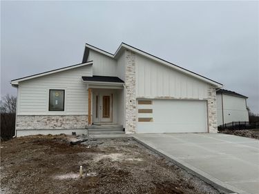 704 21st Street, Oak Grove, MO 64075