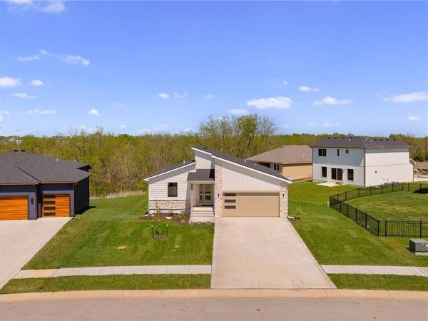 704 SE 21st Street, Oak Grove, MO 64075