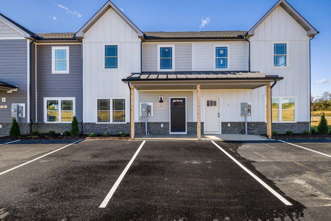 5 Barnyard Cir, Bridgewater, VA 22812 Main Photo