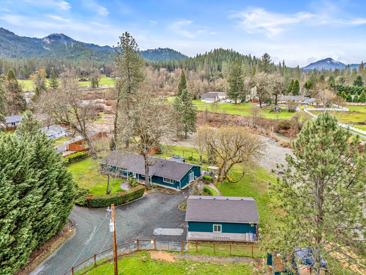 149 Queens Branch Road, Rogue River, OR 97537 Main Photo