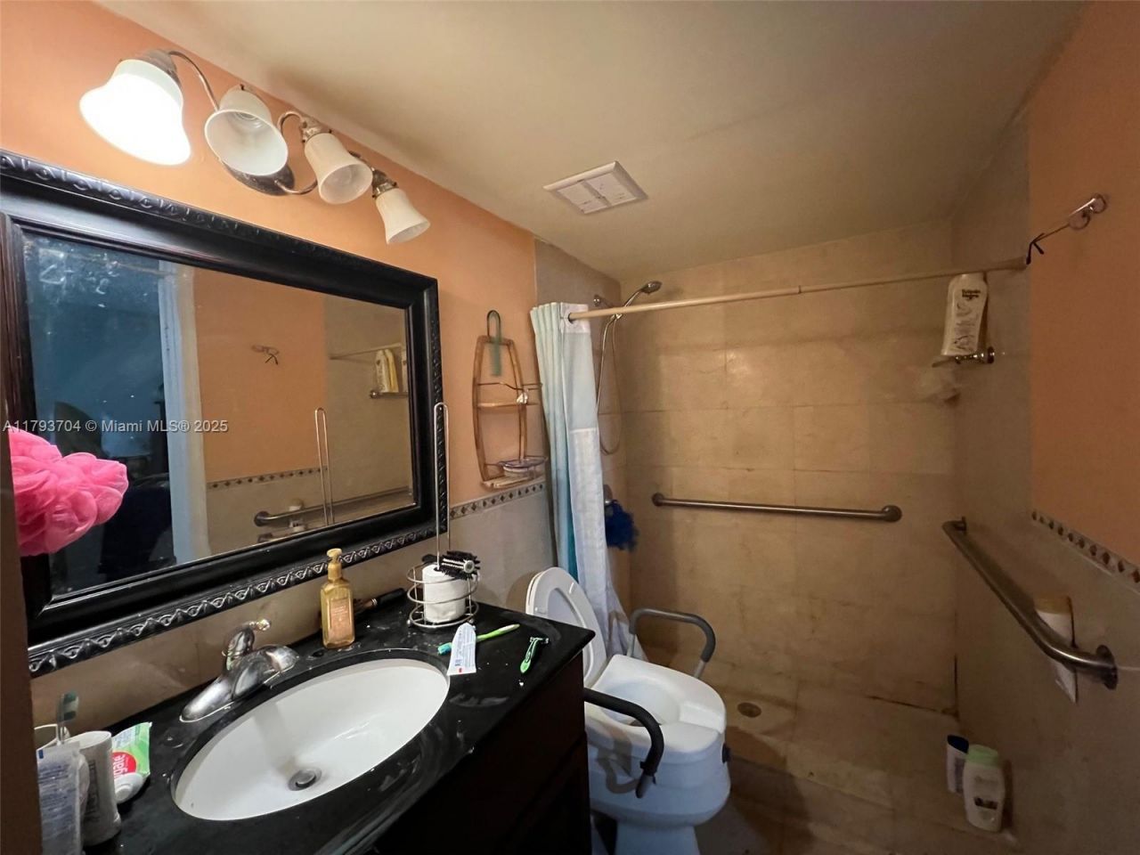 460 W Park Dr, Unit 103, Miami, FL 33172 Photo