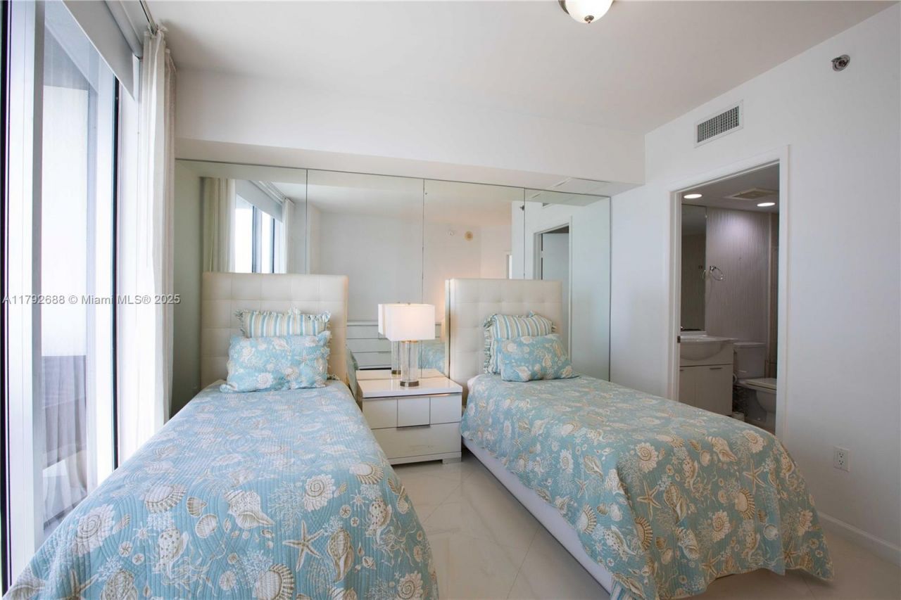 475 Brickell Ave, Unit 5007, Miami, FL 33131 Photo