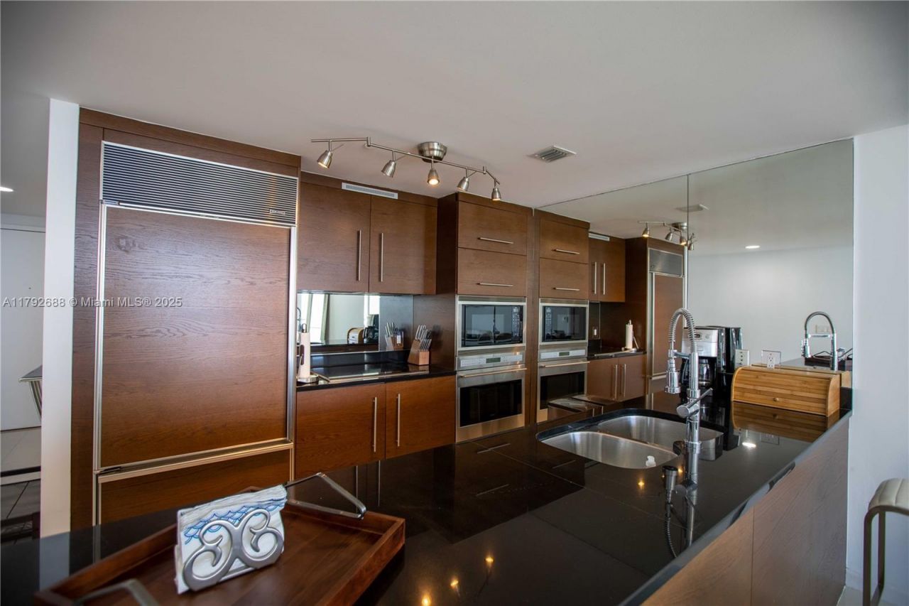 475 Brickell Ave, Unit 5007, Miami, FL 33131 Photo