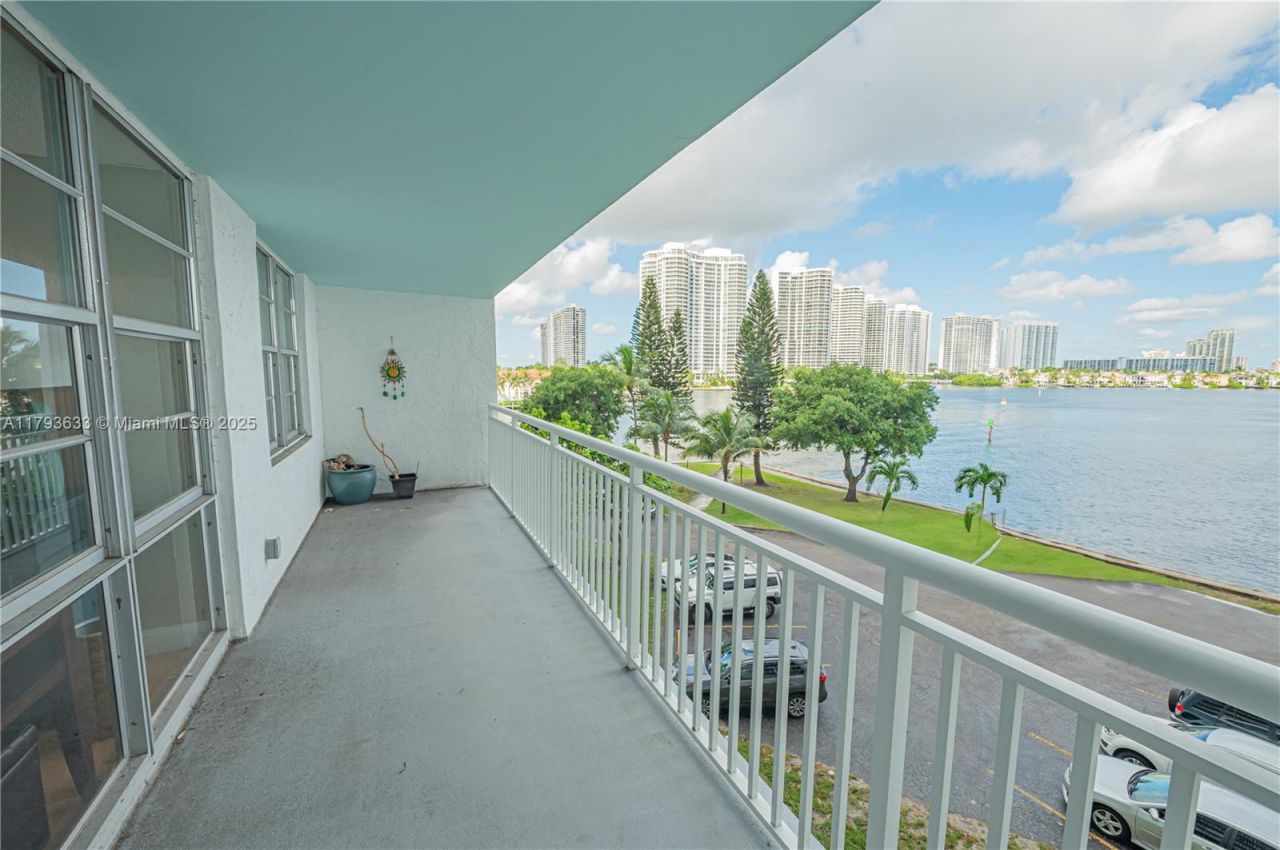 301 174th St, Unit 401, Sunny Isles Beach, FL 33160 Photo