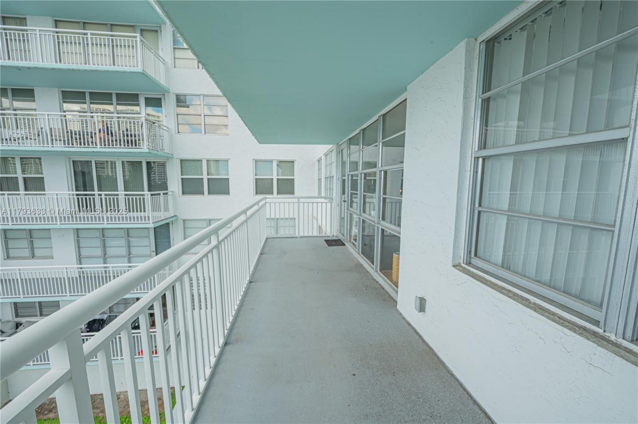 301 174th St, Unit 401, Sunny Isles Beach, FL 33160 Photo