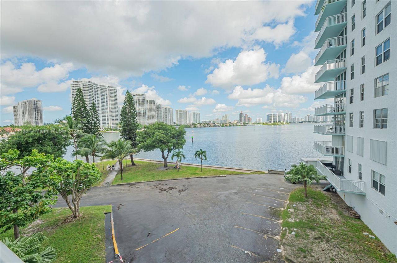 301 174th St, Unit 401, Sunny Isles Beach, FL 33160 Photo