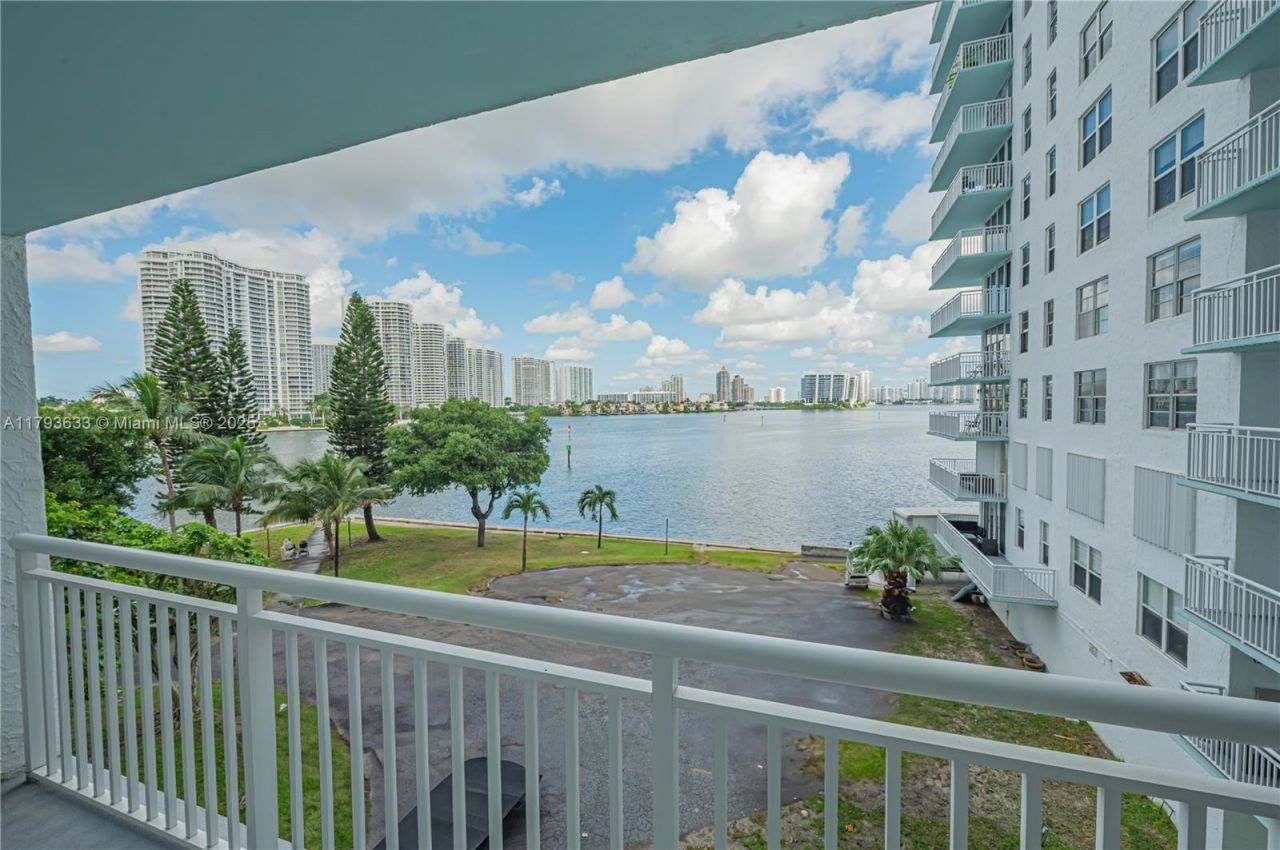 301 174th St, Unit 401, Sunny Isles Beach, FL 33160 Photo