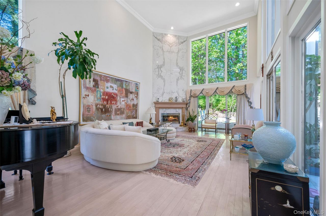 45 Bristol Drive, Manhasset, NY 11030 Main Photo