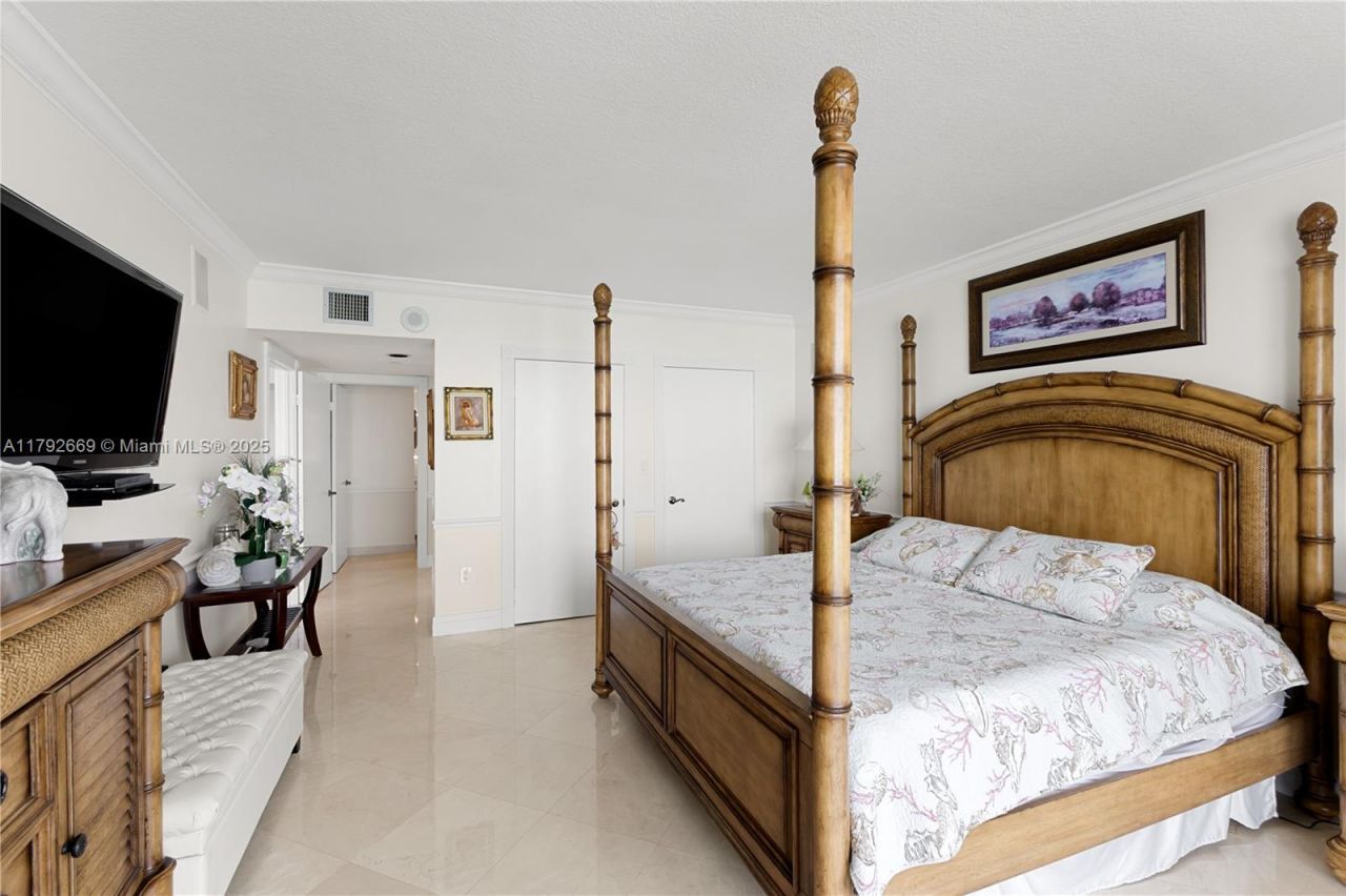 8855 Collins Ave, Unit 8J, Surfside, FL 33154 Photo