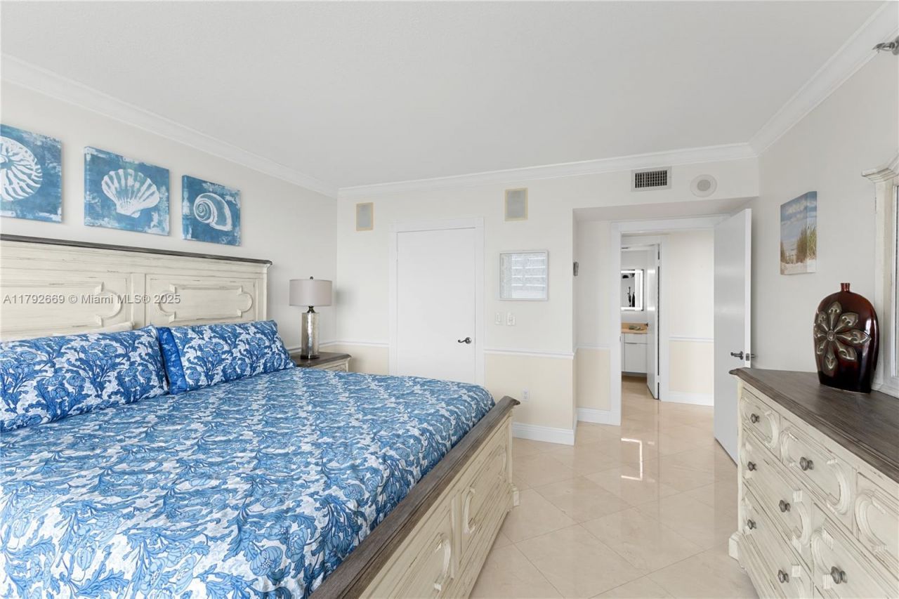 8855 Collins Ave, Unit 8J, Surfside, FL 33154 Photo