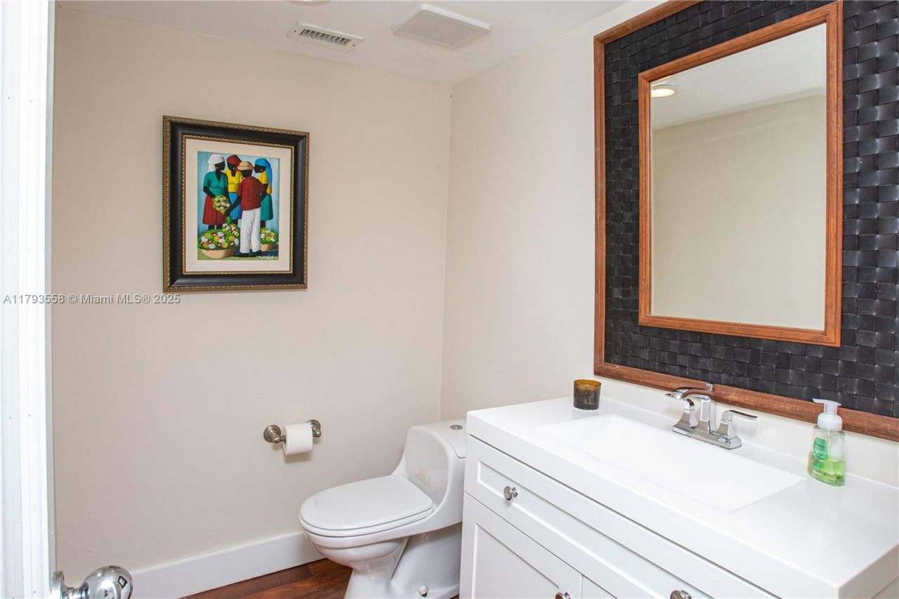 258 Sea View Dr, Unit 3, Key Biscayne, FL 33149 Photo