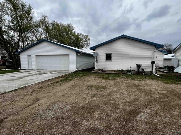 409 E Rose St, Elk Point, SD 57025
