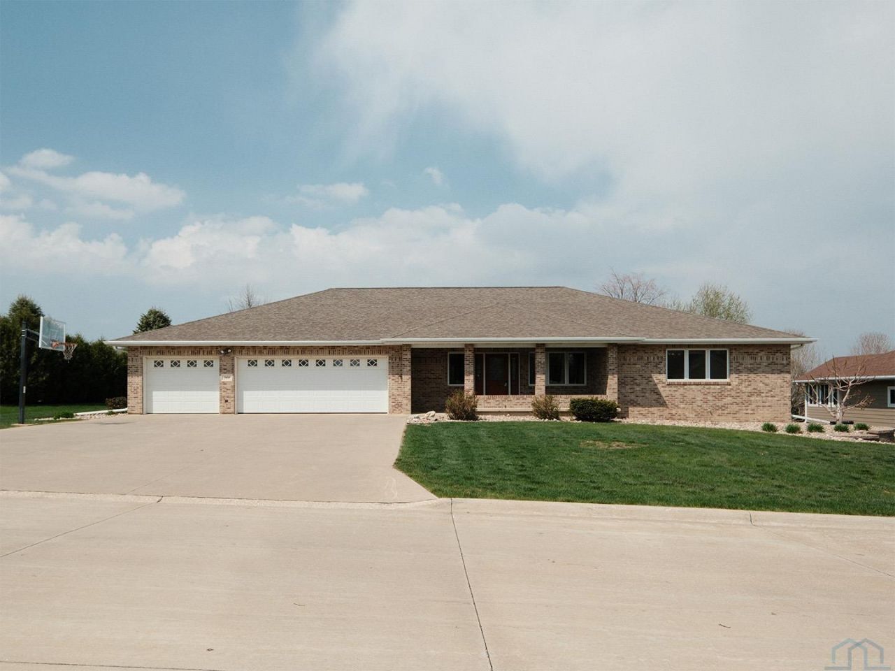 544 13th Street Circle Se, Sioux Center, IA 51250 Main Photo