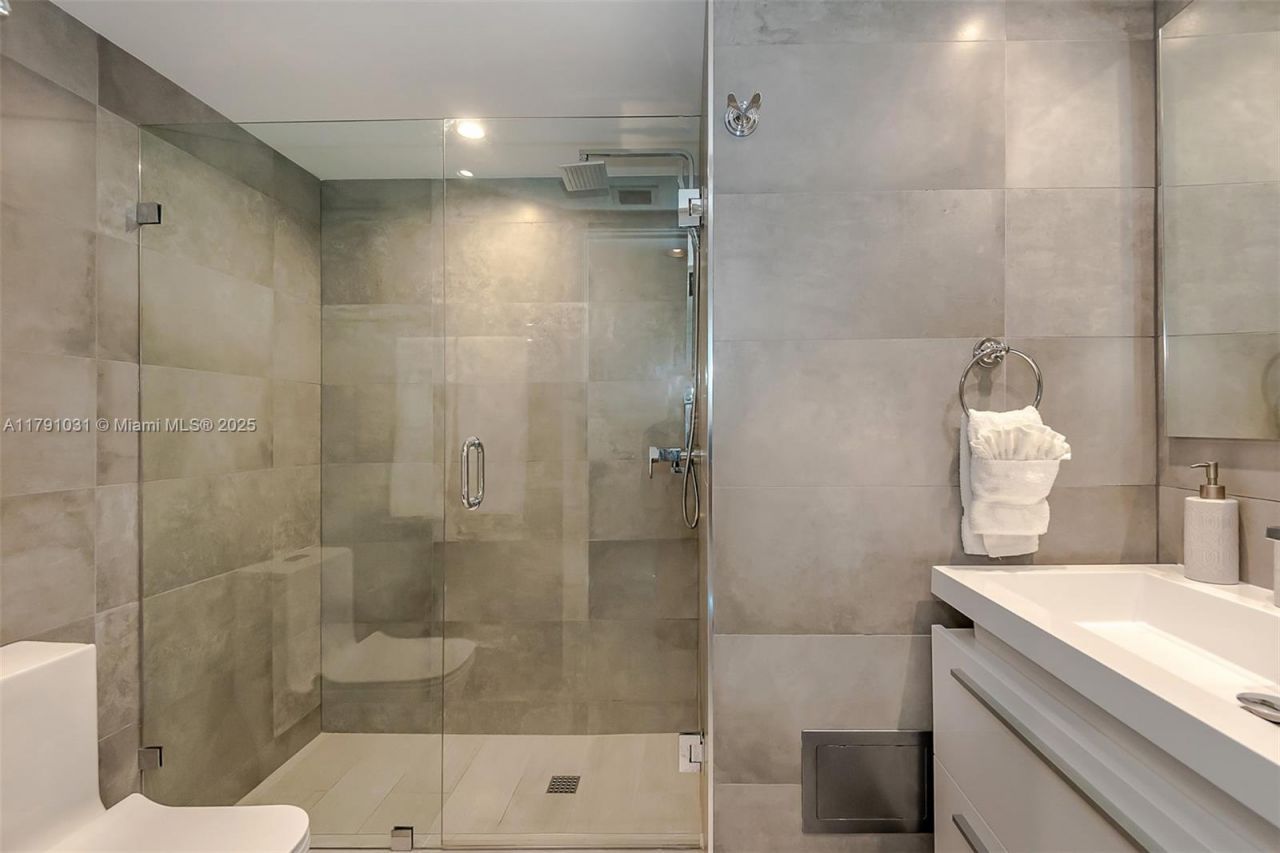 90 Alton Rd, Unit 2410, Miami Beach, FL 33139 Photo