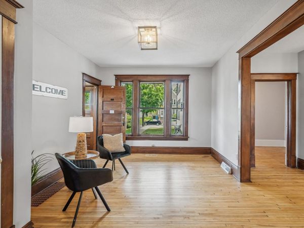 909 22nd Avenue NE, Minneapolis, MN 55418