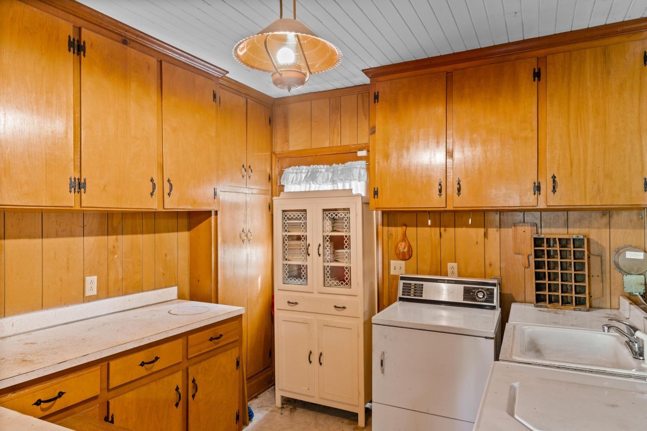 9995 Lodge Highway Photo 10