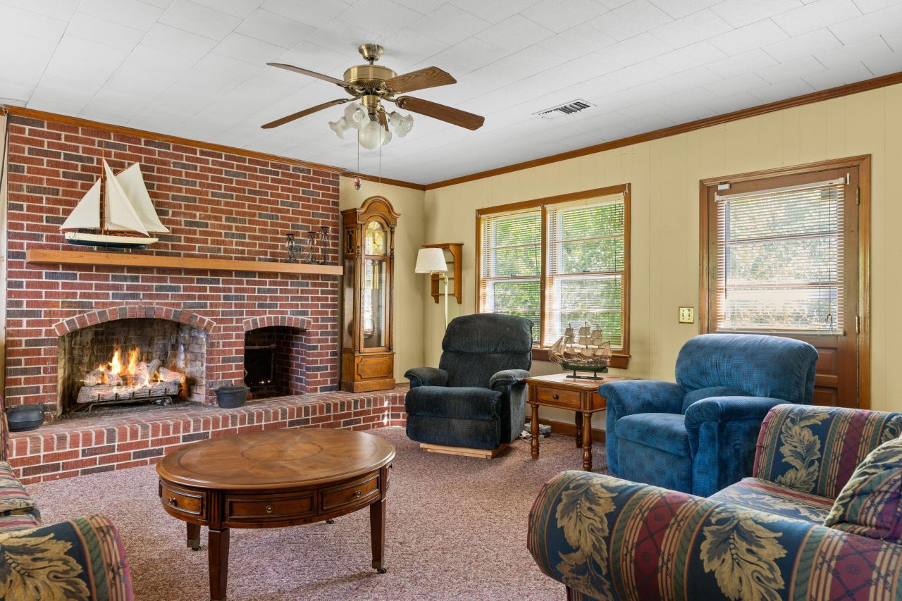 9995 Lodge Highway Photo 11