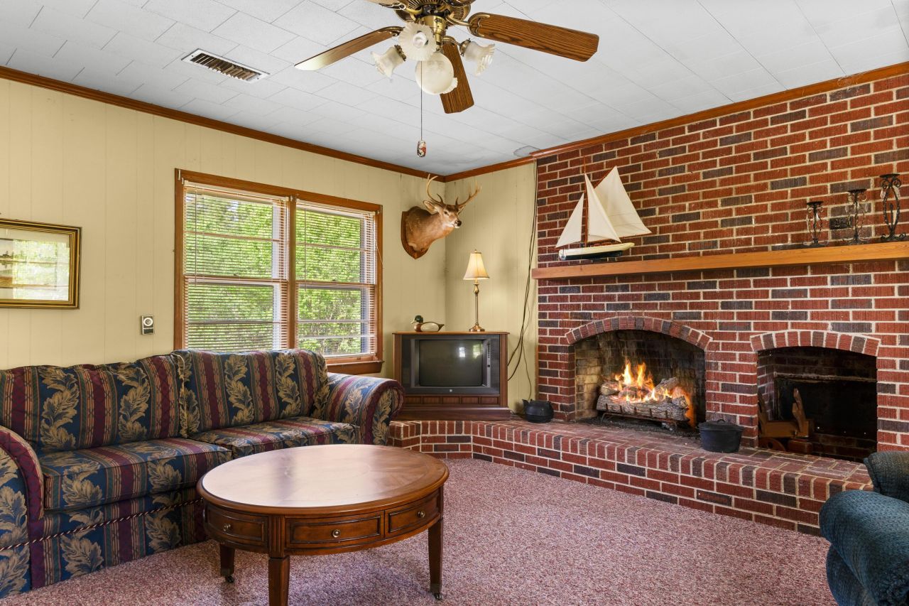 9995 Lodge Highway Photo 12