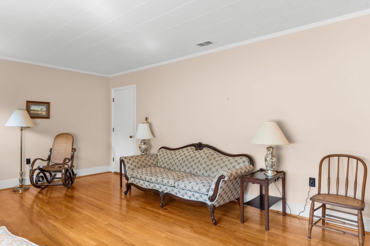 9995 Lodge Highway Photo 6