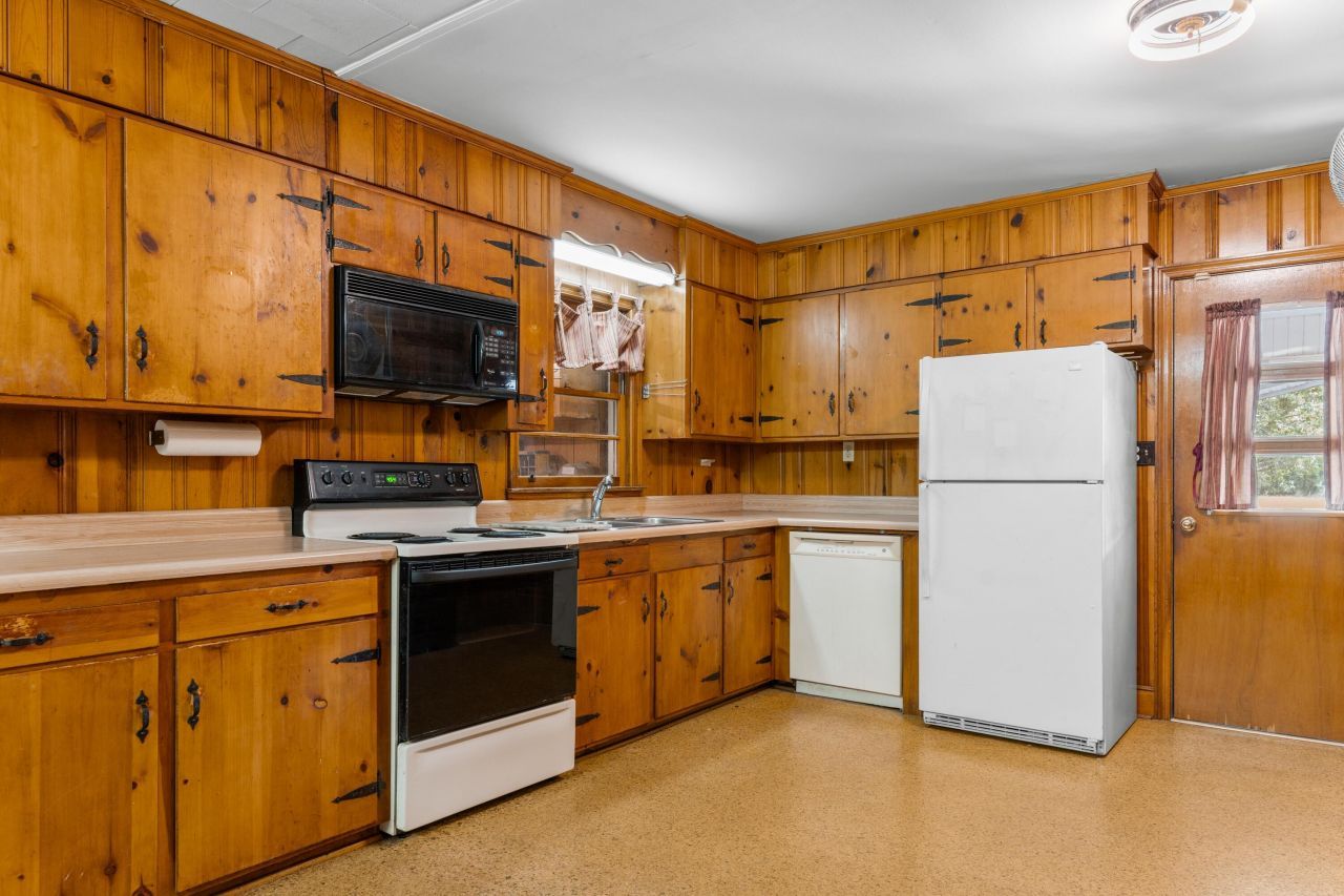 9995 Lodge Highway Photo 8