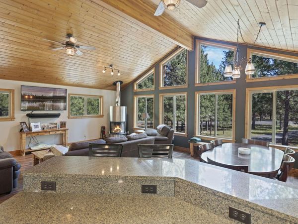 14590 Mountain View Loop, Sisters, OR 97759