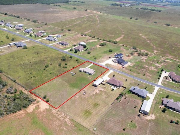 145 Gentle Breeze, Floresville, TX 78114
