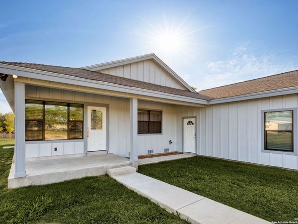 310 Creek Ln, Poth, TX 78147