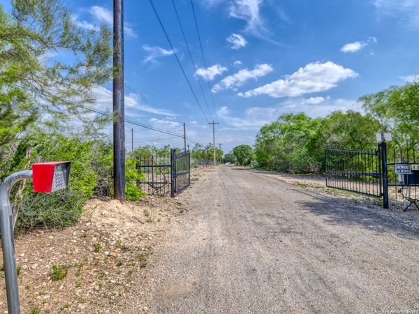 433 Mills Ln, Uvalde, TX 78801