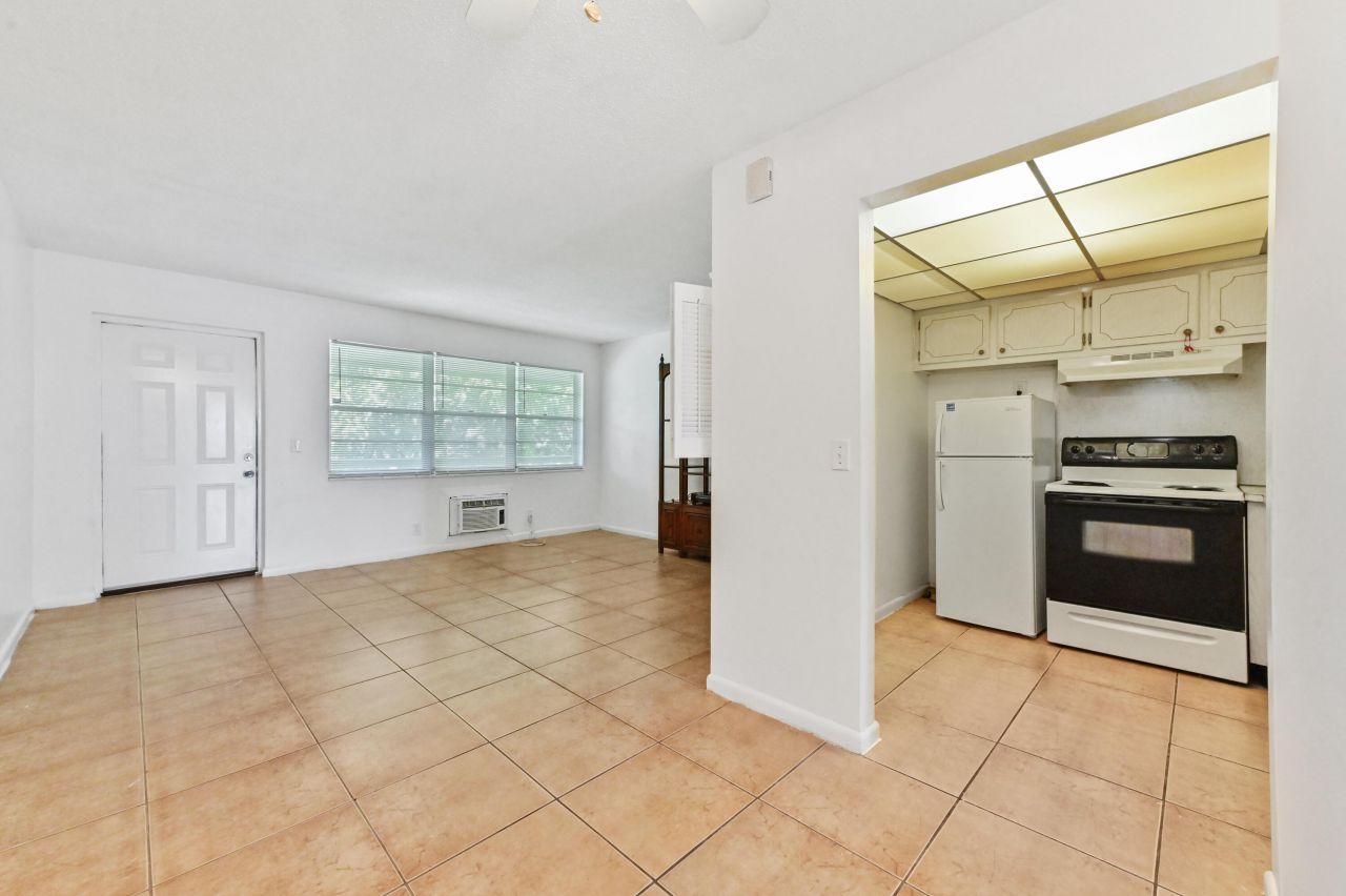 111 Dorchester E, Unit 111, West Palm Beach, FL 33417 Photo
