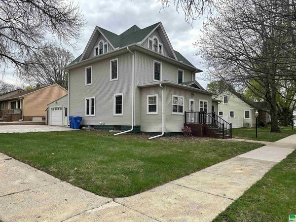 10 7th Ave SE, LeMars, IA 51031