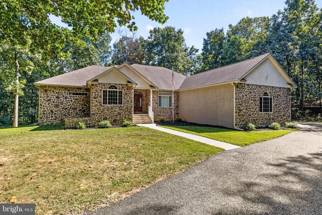 1982 WHYTE LANE, SPRING GROVE, PA 17362