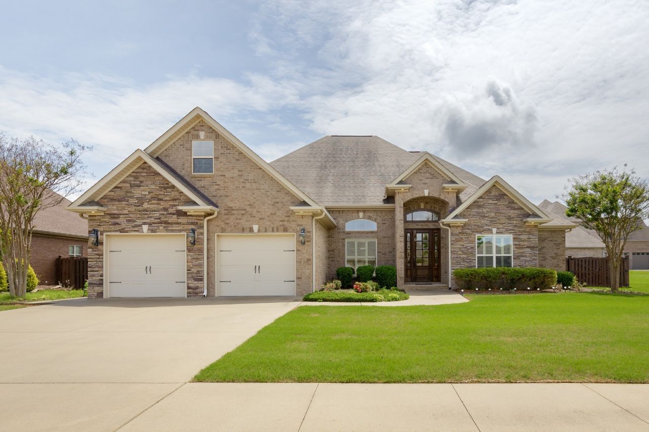 1206 Woodridge Ct, Florence, AL 35630 Main Photo