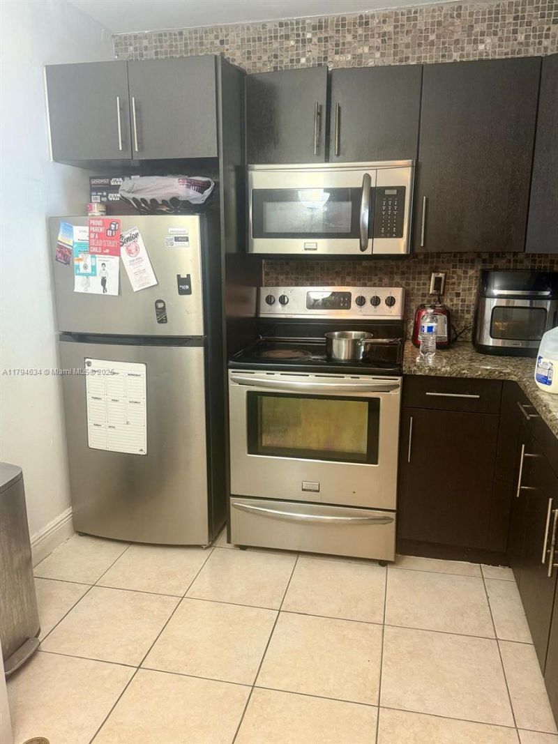 488 NW 165th St Rd, Unit B-512, Miami, FL 33169 Photo