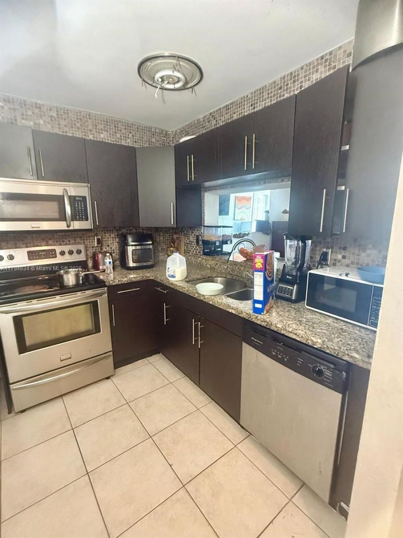 488 NW 165th St Rd, Unit B-512, Miami, FL 33169 Photo