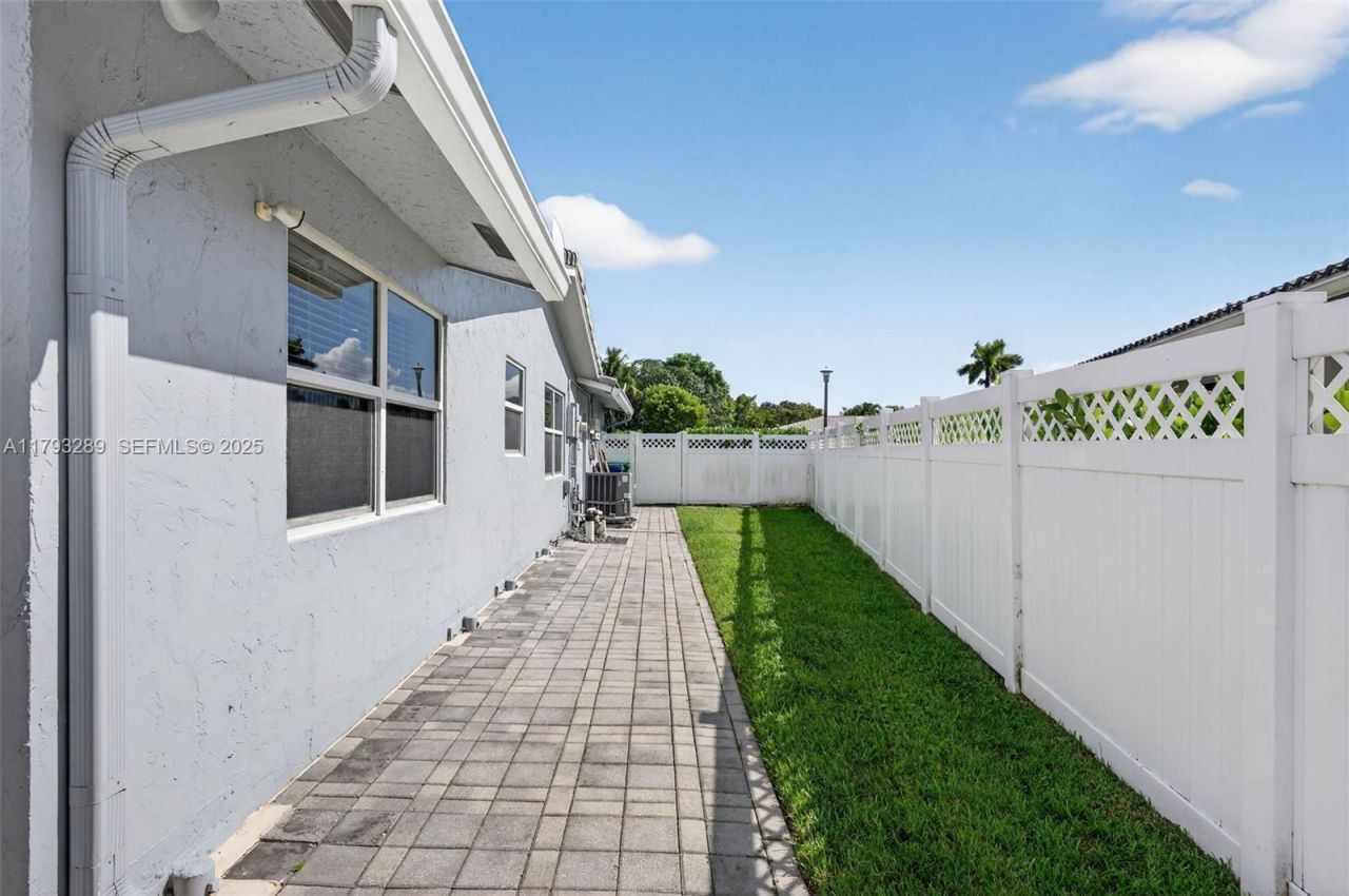 8588 NW 27th Dr, Coral Springs, FL 33065 Photo