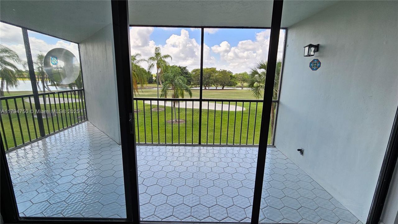 16300 Golf Club Rd, Unit 315, Weston, FL 33326 Photo