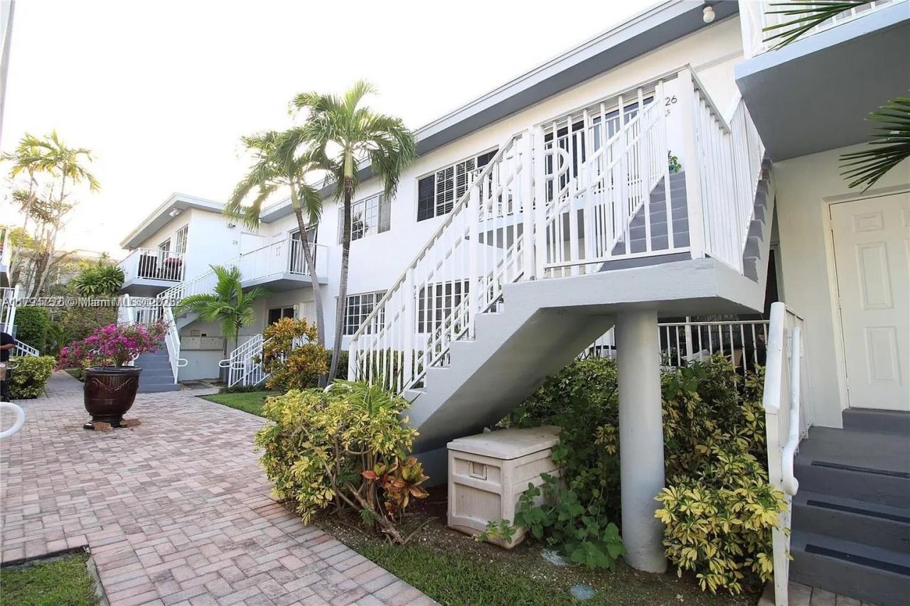 9260 Bay Harbor Ter, Unit 22, Bay Harbor Islands, FL 33154 Photo