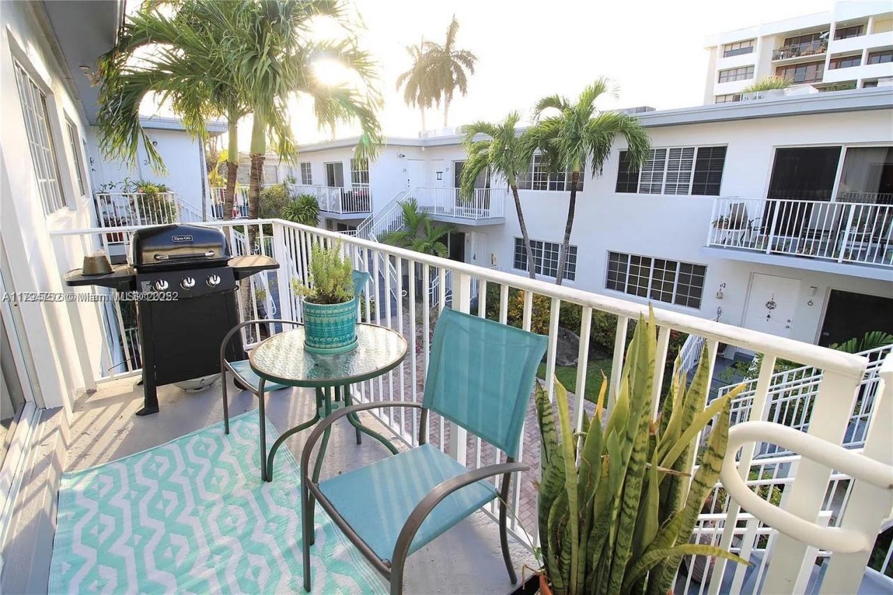 9260 Bay Harbor Ter, Unit 22, Bay Harbor Islands, FL 33154 Photo