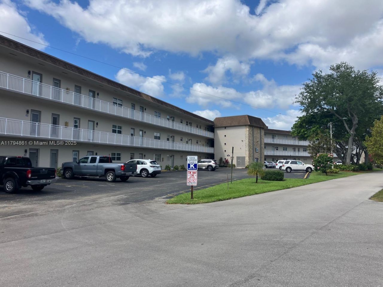 4800 NW 35th St, Unit 607, Lauderdale Lakes, FL 33319 Photo