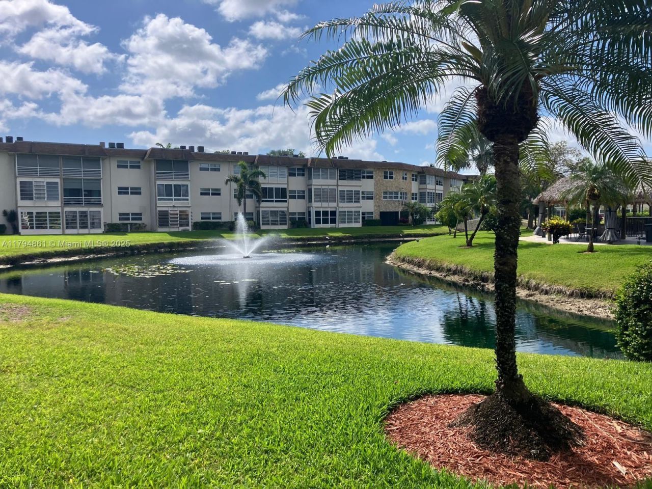 4800 NW 35th St, Unit 607, Lauderdale Lakes, FL 33319 Photo