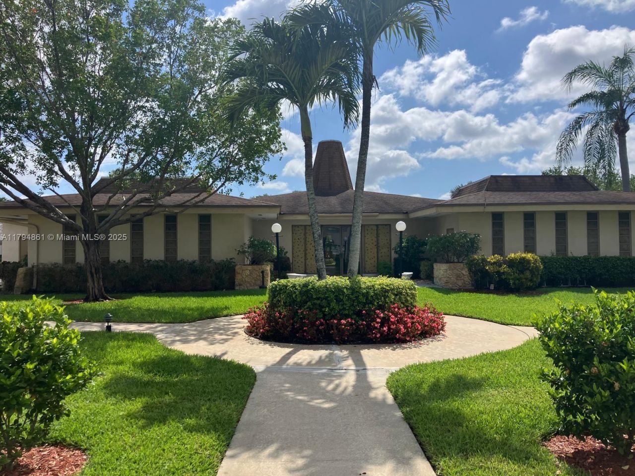 4800 NW 35th St, Unit 607, Lauderdale Lakes, FL 33319 Photo