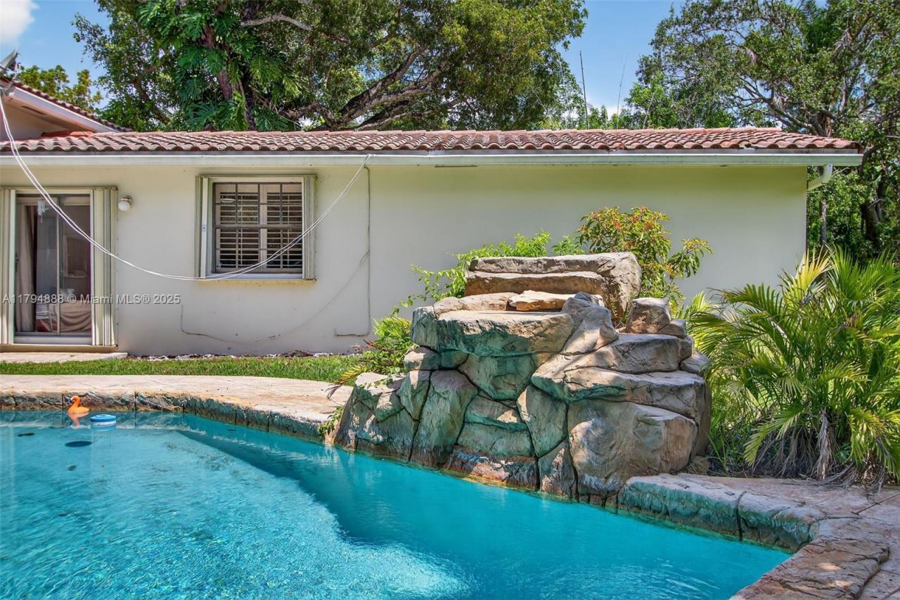 6700 SW 64th St, South Miami, FL 33143 Photo