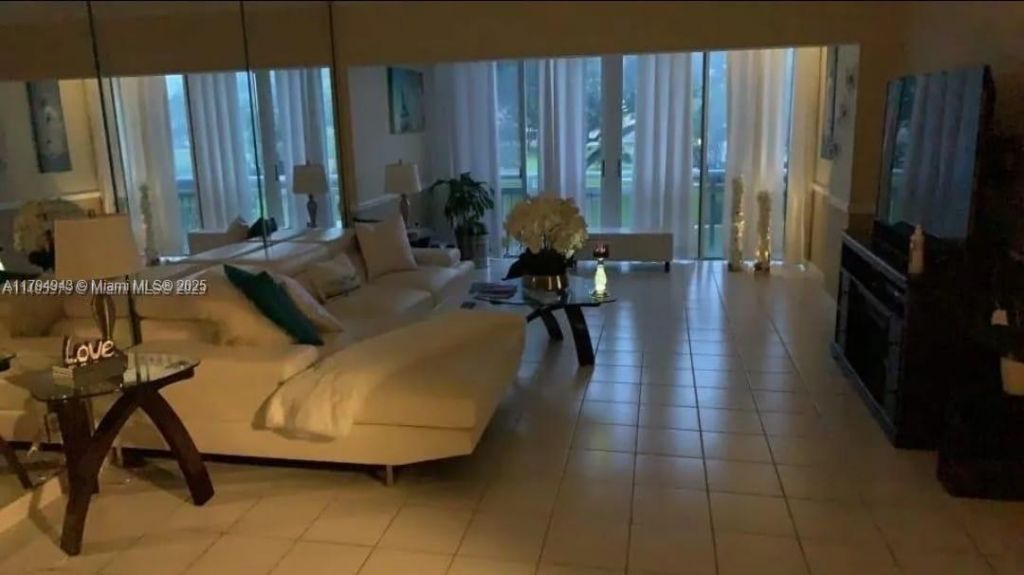 4400 Hillcrest Dr, Unit 215-B, Hollywood, FL 33021 Photo