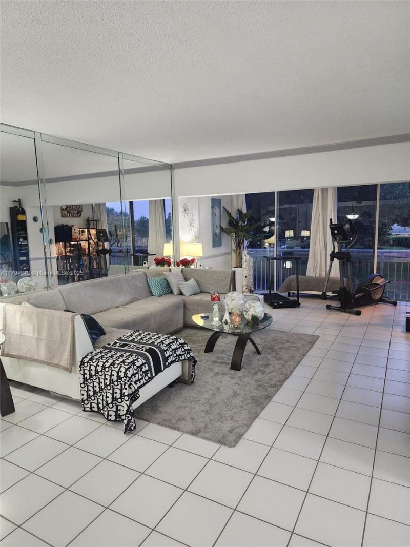 4400 Hillcrest Dr, Unit 215-B, Hollywood, FL 33021 Photo