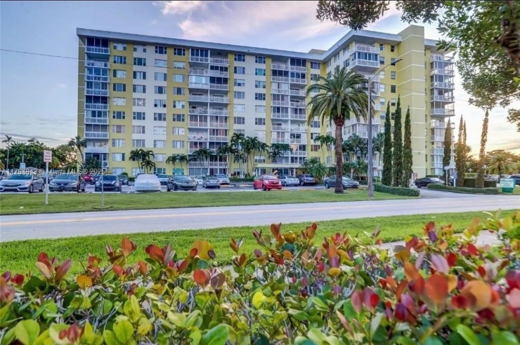 4400 Hillcrest Dr, Unit 215-B, Hollywood, FL 33021 Photo
