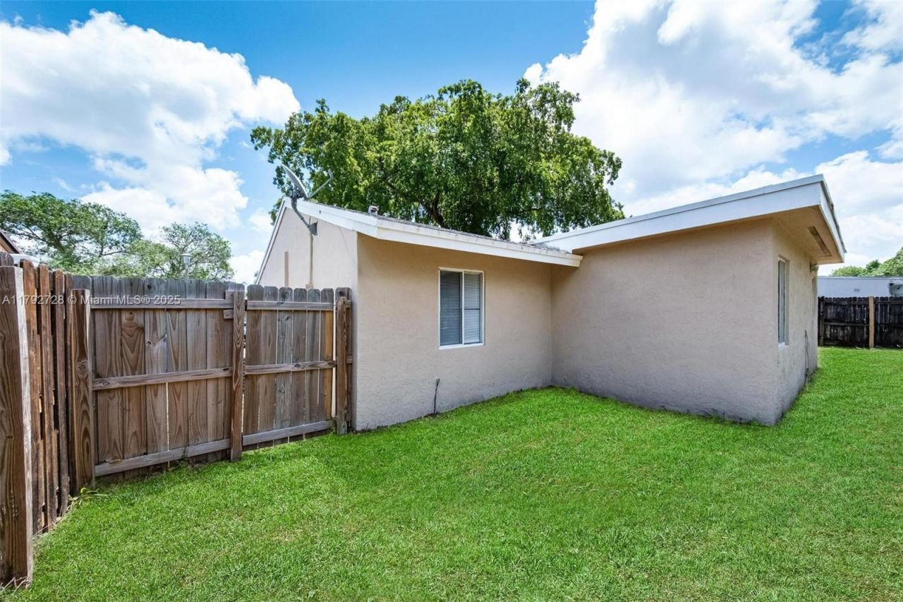 1251 SW 73rd Ave, North Lauderdale, FL 33068 Photo